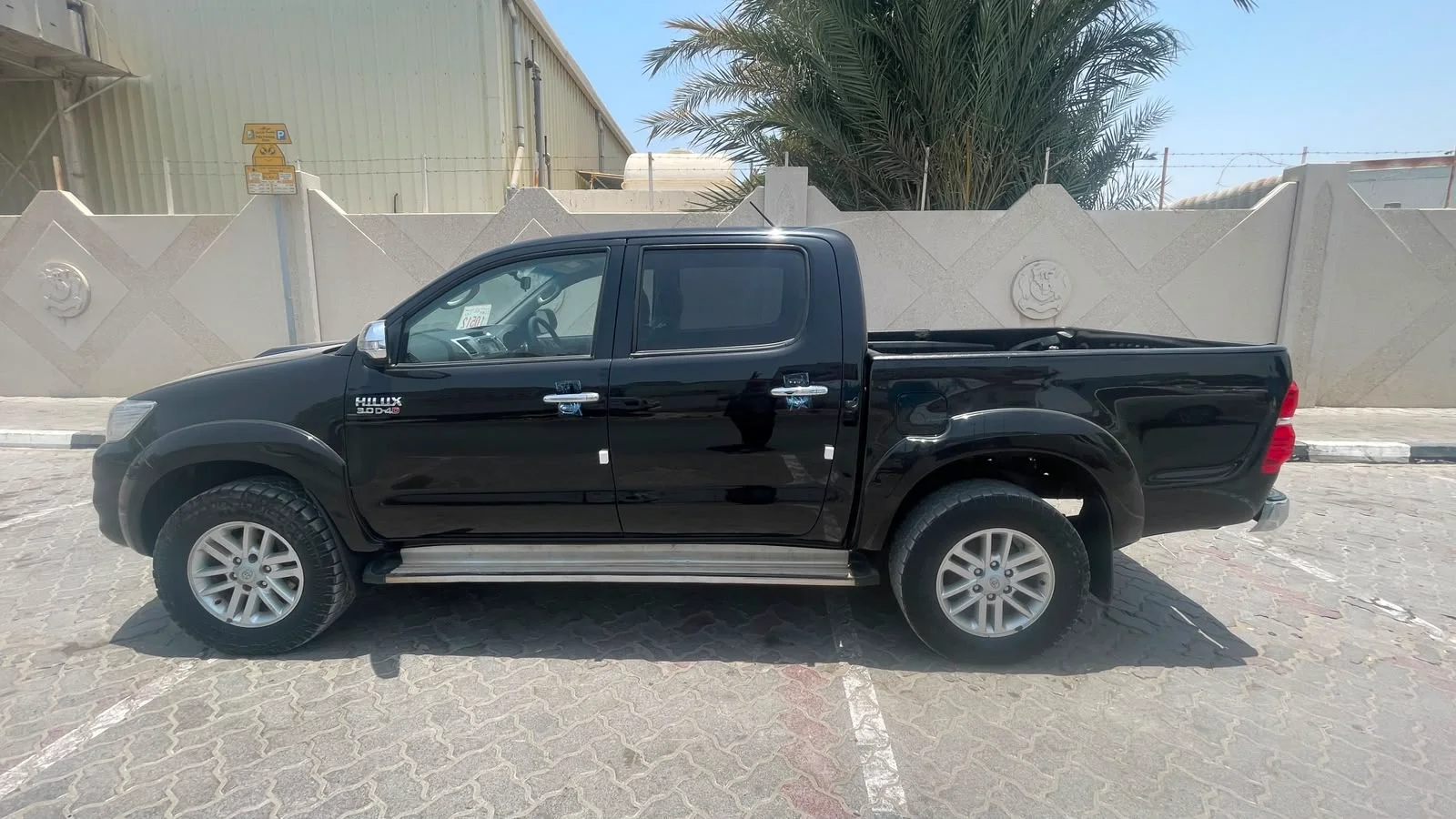 Toyota Hilux 2015 Black 4WD